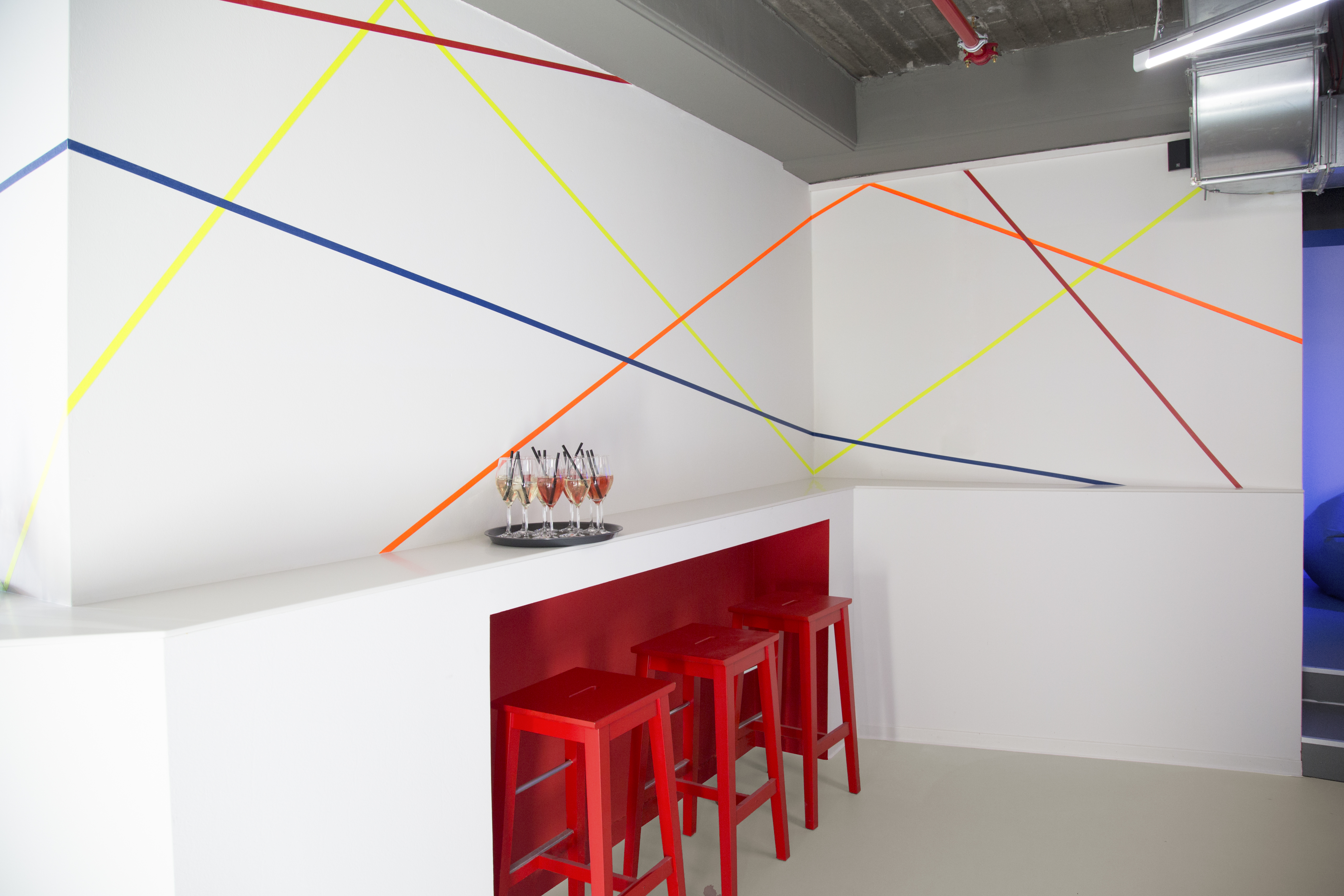 Licht- und Farbkonzept bei Lazerfun Hamburg Mundsburg – CI-Farben und Neonakzente