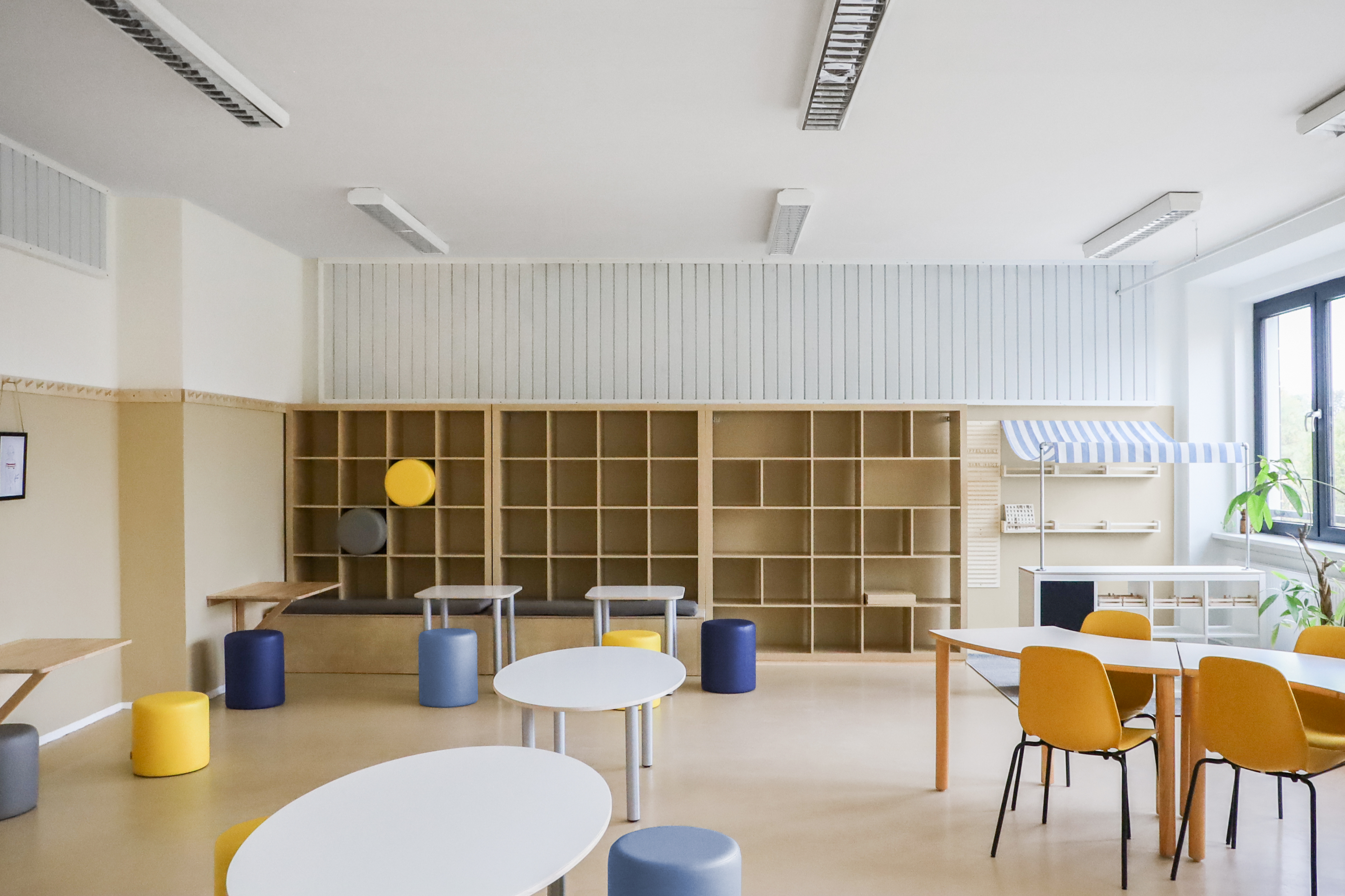 Gestaltung von Hort- und Schulräumen der Dreieins Grundschule Berlin – ruhige, kindgerechte Raumstruktur